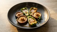 フライパンひとつであと一品：しいたけとピーマンのみそバター蒸し焼き